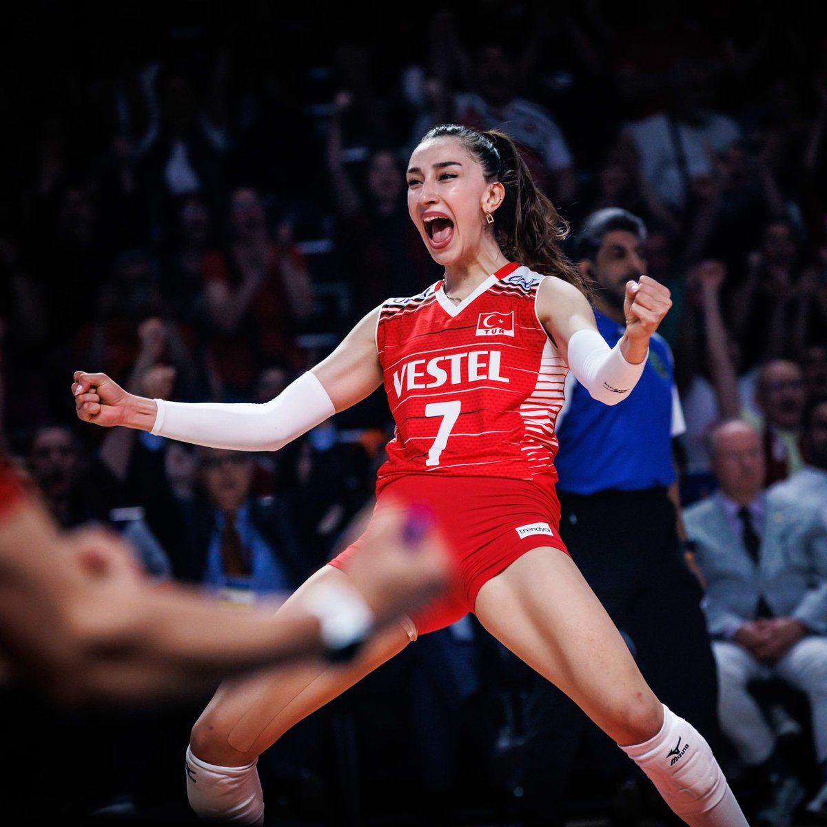 🇹🇷Hande Baladın; 'Blok ile sayı almaktan çok keyif alıyorum gerçekten çünkü orta olarak voleybol başladığım için, ortanın en önemli görevlerinden biri blok yapabilmek, iyi top takibi yapabilmek, karşı sahayı iyi okuyabilmek. Çok küçüklüğümden beri bunu yaptığım için, şu anki…