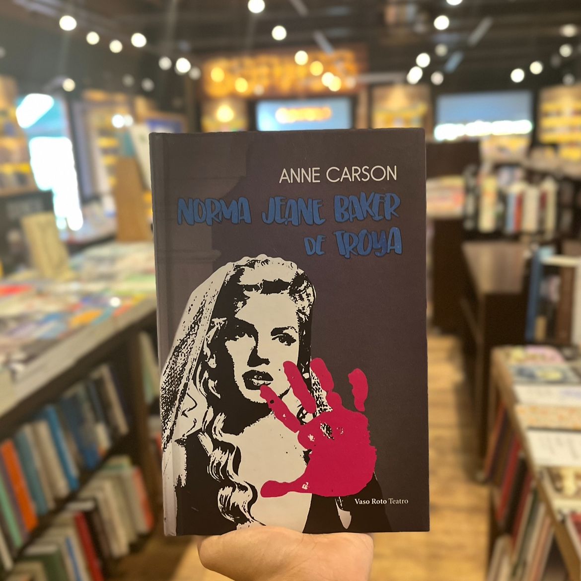 Anne Carson presenta una parodia lúcida y provocativa que urde la Guerra de Troya como símbolo de la deshumanización. Un libro innovador que cuestiona nuestra relación con el poder y la guerra. Precio: Q240 Adquiéralo en: bit.ly/3Uwe9X7