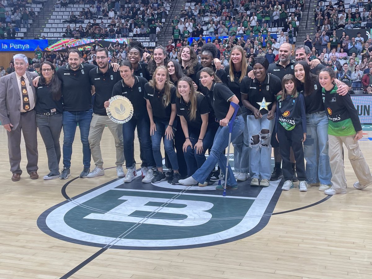 🟢⚫️La <a href="/Penya1930/">Club Joventut Badalona</a> guanya de moment el darrer partit a casa (36-17 a 7.53 del descans). Quan ha acabat el 1r quart s’ha viscut el moment+emotiu, l’homenatge a les campiones del femení🥹Diumenge a les 12.20h podeu tornar a veure la final en diferit a Televisió Badalona.

<a href="/bdncom/">Badalona Comunicació</a>