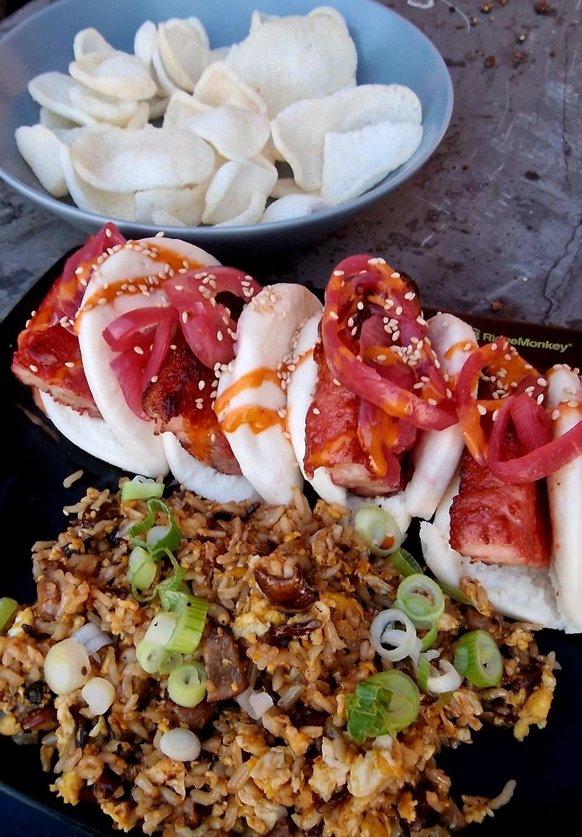 Big fish Thursday 🐟👀. Tonights fishermans fodder, Chinese pork belly, Bao buns, red sweet pickled onion, Sriracha sauce. Mushroom fried rice, prawn crackers. 😎