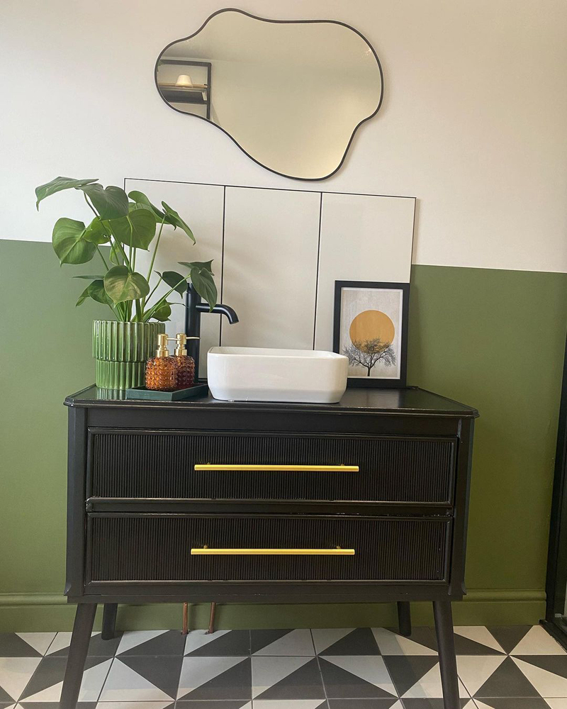 Do you 💜 a bold, graphic look? Our Pemberton countertop basin adds simplicity to this maximalist style. 📸 Thanks to Victoria Plum customer unpacking_onethreenine for sharing. bit.ly/3TVWCHh 👉 Want to #VPShareYourStyle? Find out how: bit.ly/3WgzeY6