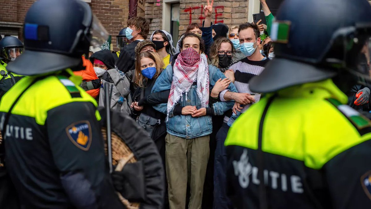In perspectief - Oink, Oink, Piggy, Piggy

Daar sta je dan op het Rokin in je beschermende kleding. Je had vandaag al een normale dienst gedraaid maar werd toch op het laatste moment ingeroosterd voor de ME omdat de situatie in Amsterdam uit de hand liep. Gelukkig kon je nog net