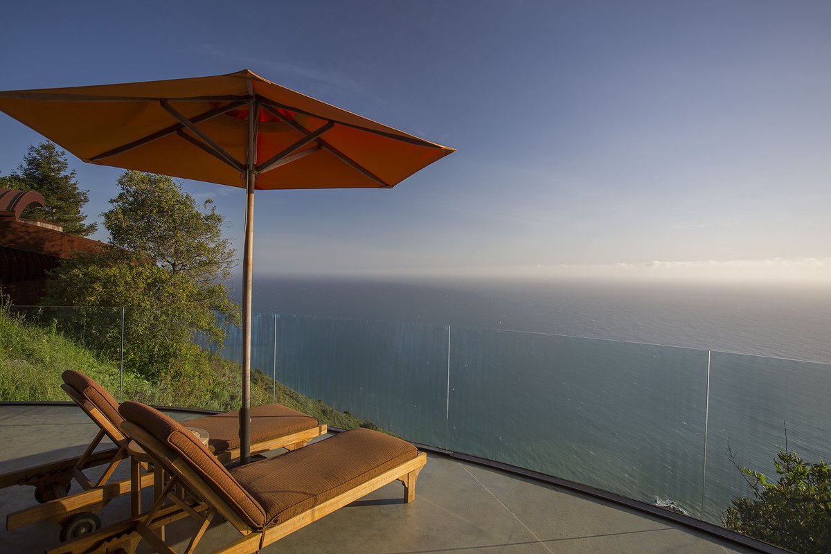 One of the most striking features of our Cliff Houses is their prime location, set directly on the edge of the Pacific Ocean. Guests are able to fully immerse themselves in the natural beauty and vastness of the coast, with breathtaking views available from every corner.