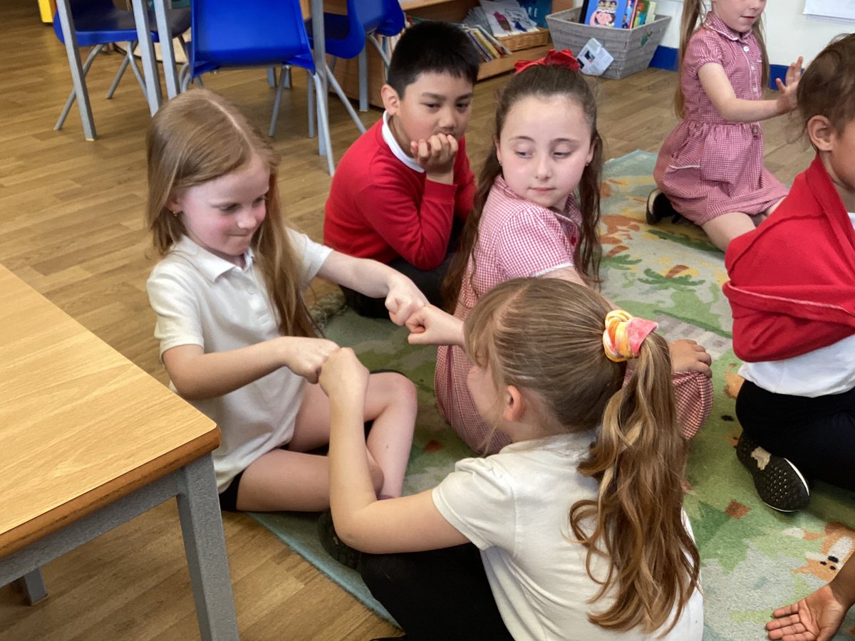 We love a recall spinner in Yr 2. Would person A or B have to answer? Would we get the same question 3x in a row? (we did!)love the double fist bump when you’ve coached your partner and she nails it!👊👊#harrowgateacademy #harrowgatehistory <a href="/HGPAMrDalton/">Mr Dalton</a>