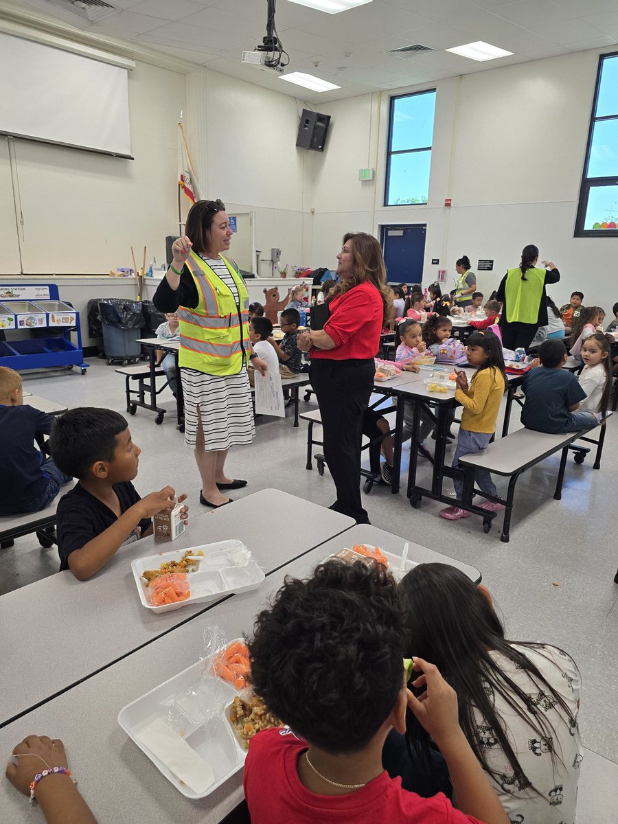 Our Corcoran Joint Unified Trustee Cisneros & I visited Bret Harte Elementary. TK-1 brings joy to my ❤️. @CSBA_Now @ACSA_info @CALSAfamilia