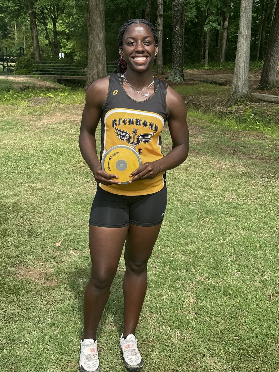 Congratulations to Jada Brown for setting not one but TWO school records at the state meet! Discus - 120.4 Shot put - 41.3 @RHHSXCTF