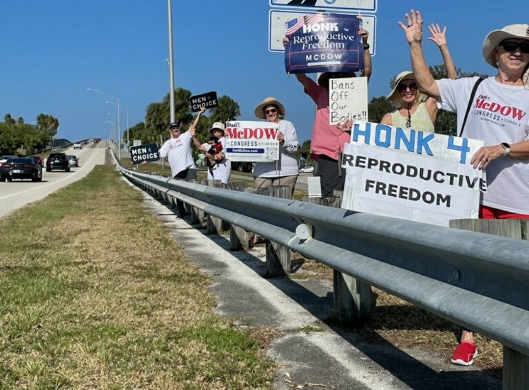 #WalkWithDan on the 192 Causeway Bridge had 87 Honks today for #ReproductiveFreedom!

 Thanks to that great group of walkers today!👍💙