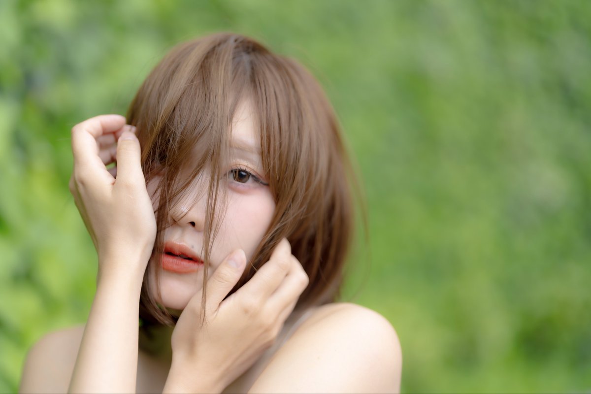 a woman in the green.
　目を瞑る幸せ
　そこには君の声と体温しかない