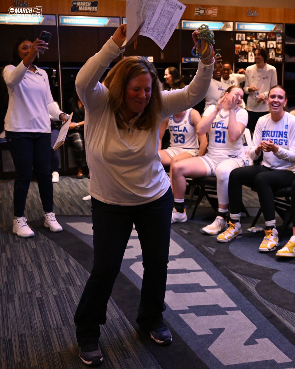 These coaches brought the energy🙌 #NCAAWBB