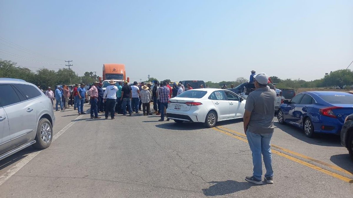 #Tamaulipas ⚠️ Un aproximado de 100 agricultores bloquean la carretera San Fernando-Victoria, exigen un pago justo por sus cosechas de sorgo La circulación permanece cerrada en ambos sentidos con más o menos unos 40 vehículos, tome sus precauciones ⤵