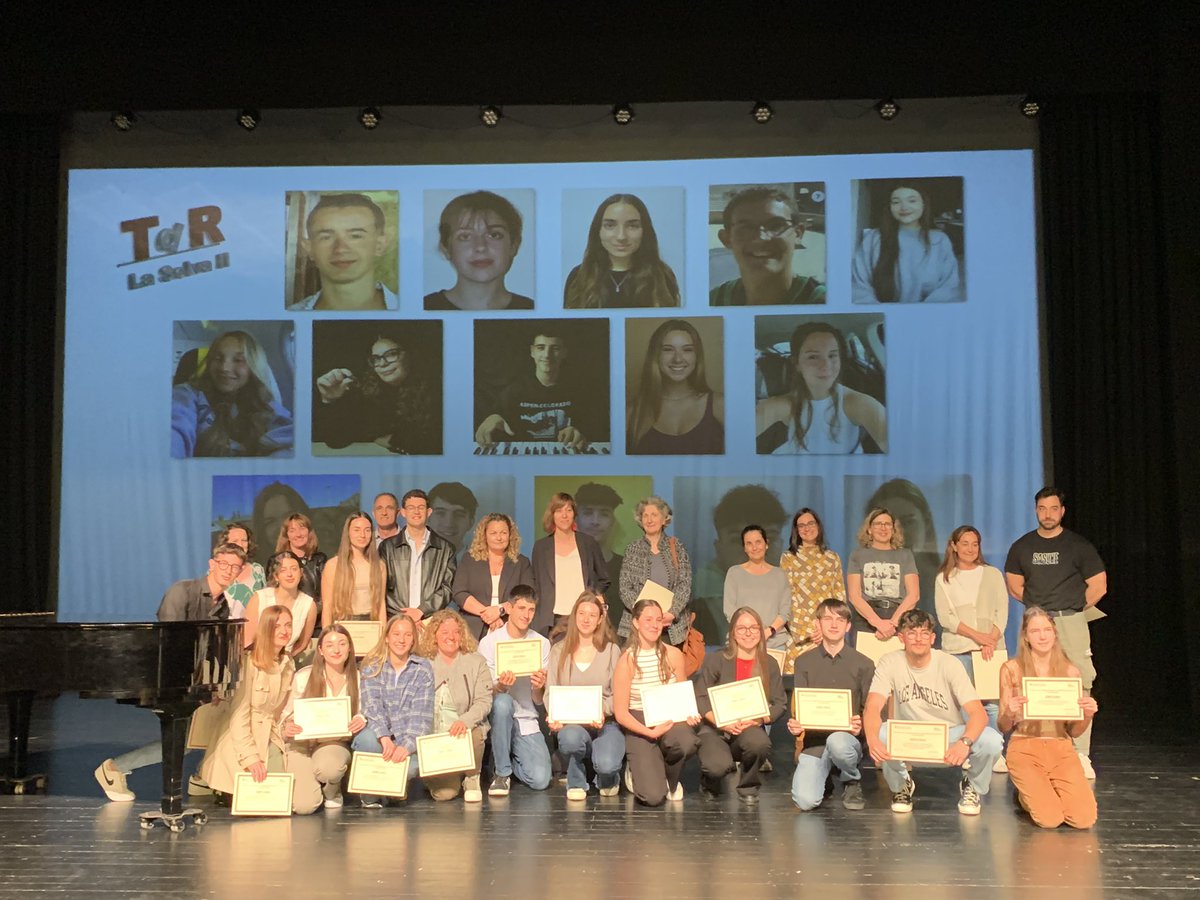se_selva2's tweet photo. 12a Mostra de Treballs de Recerca de Batxillerat de la Selva II. Quin nivell… Felicitats alumnes, docents i famílies! Un any més hem gaudit amb unes presentacions espectaculars. Gràcies @Lloret_de_Mar per la cessió del #teatredelloret @RafelEster https://t.co/e8ZlLFiTkY