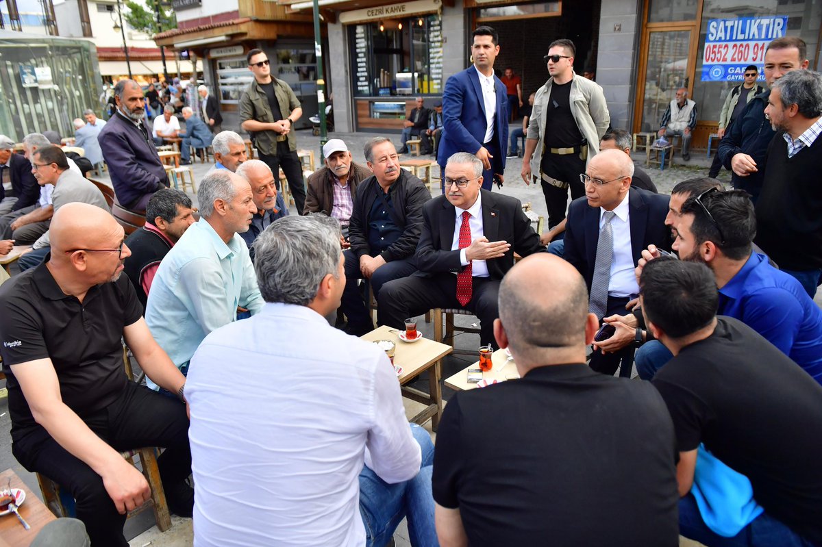 Bugün #Sur ilçemizde vatandaşlarımızla bir araya gelerek hasbihal ettik ve taleplerini dinledik.

Bizleri sıcak sohbetleri ve samimiyetleri ile karşılayan tüm hemşehrilerime teşekkür ediyorum.