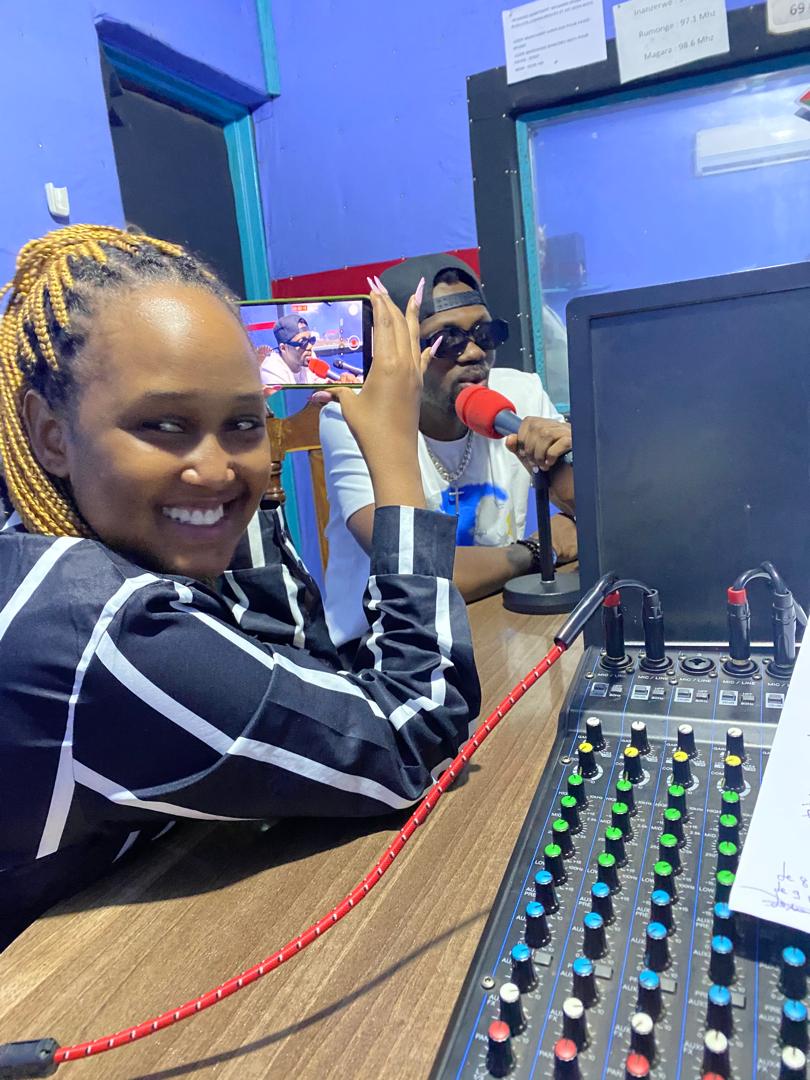 izerefmrumonge's tweet photo. Des artistes #Burundi-ais dont B. Face sont acceuillis aux studio de  @izerefmrumonge ce jeudi. C'est dans le cadre des préparatifs de la compétition #IzereAward2024. https://t.co/XWAF1hhqGx