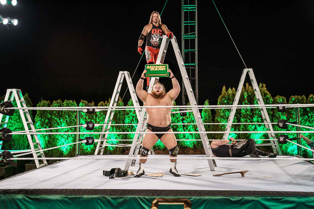 4 years ago, @OtisWWE and @WWEAsuka won their respective Money In The Bank contracts during the first and only MITB inside @WWE HQ!