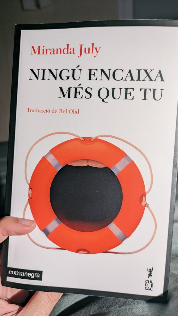 Ja he llegit deu dels setze contes d'aquest llibre i estic EN-TU-SI-AS-MA-DA. Enginy, humor, nihilisme, tragèdia, una prosa esmoladíssima i fresca, i quines arrencades més bones! La traducció, magnífica, de la Bel Olid. (El pitjor: la coberta.) Quin festival!