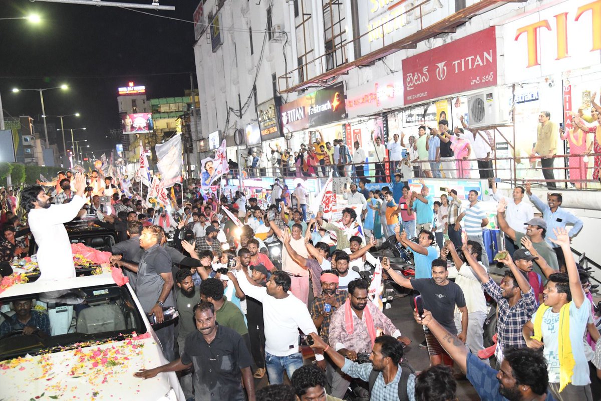 JanaSenaParty's tweet photo. విజయవాడలో జనసేనానికి అఖండ స్వాగతం

సెంట్రల్, పశ్చిమ నియోజకవర్గాల్లో భారీ ర్యాలీ

జనంతో కిక్కిరిసిన విశాలాంధ్ర, ఏలూరు రోడ్లు

శ్రీ పవన్ కళ్యాణ్ గారి రోడ్ షోతో కూటమి శ్రేణుల్లో జోష్ https://t.co/3XxlpTjc1v