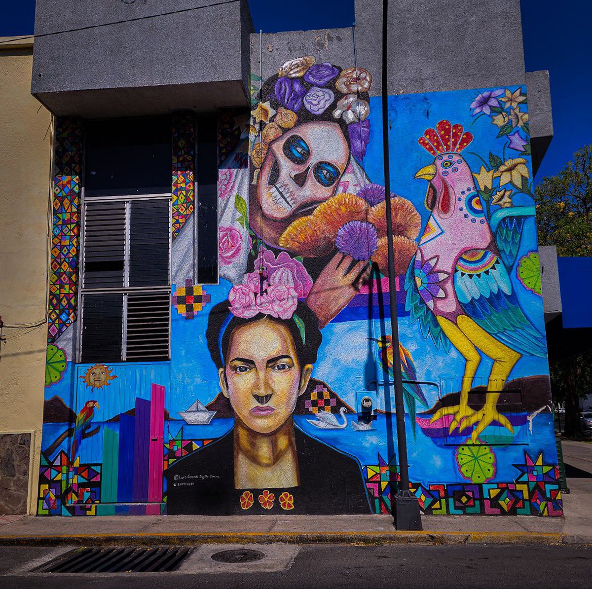 “Árbol de la esperanza, mantente firme”. #FK
📍 Guadalajara, Jalisco
#Murales #ArteUrbano
#Art  #streetart #streetartdaily #streetartphoto #Photography #Creativity #MultiColored #FridaKahlo