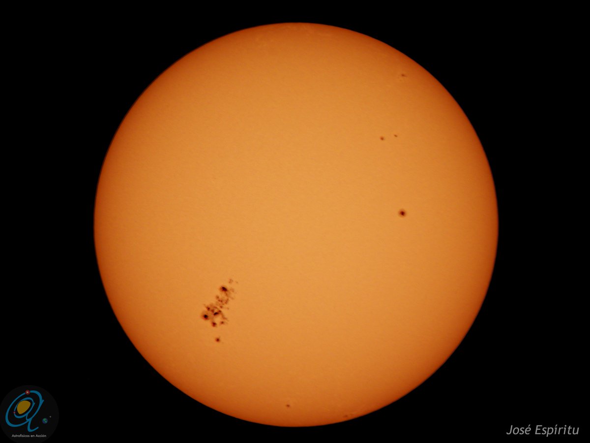 AstrofisicosA's tweet photo. ¡Espero que no hayan tirado sus lentes para eclipse! El Sol tiene una mancha solar gigante, visible a simple vista (con filtro). Es un grupo de manchas solares; y de un extremo a otro es más grande que Júpiter. Les dejamos unas fotos que tomamos a medio día.
¡Salgan a verla! https://t.co/UsR85wDOb4