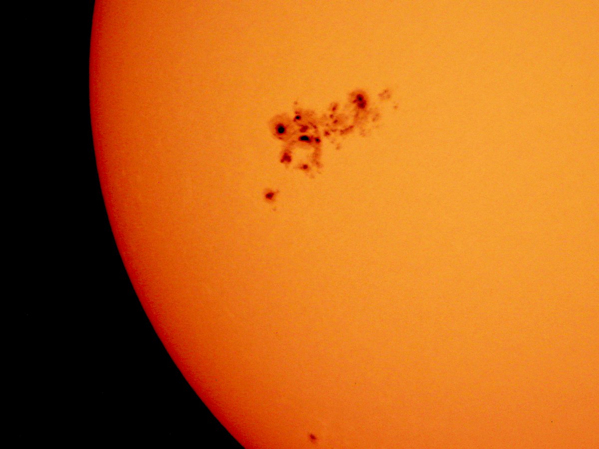 AstrofisicosA's tweet photo. ¡Espero que no hayan tirado sus lentes para eclipse! El Sol tiene una mancha solar gigante, visible a simple vista (con filtro). Es un grupo de manchas solares; y de un extremo a otro es más grande que Júpiter. Les dejamos unas fotos que tomamos a medio día.
¡Salgan a verla! https://t.co/UsR85wDOb4