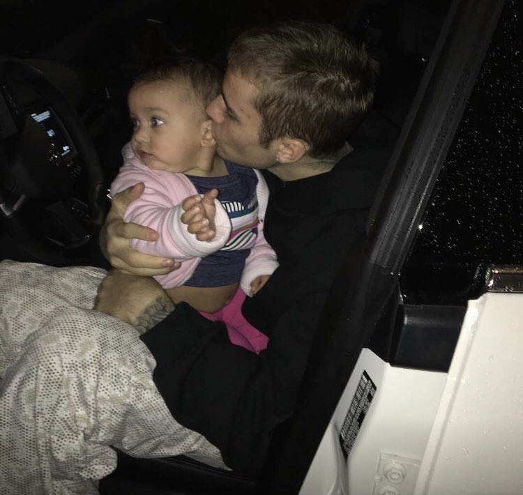 biebrforro's tweet photo. justin bieber va a ser el padre que nunca tuvo y eso me rompe en mil https://t.co/iakOwgVP9B