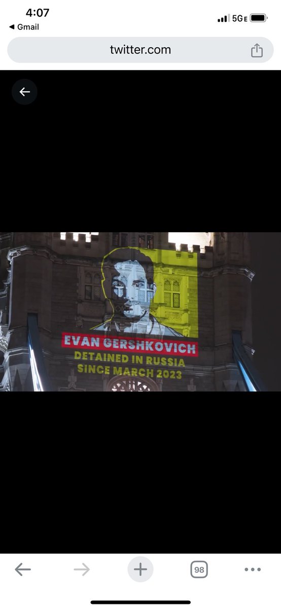 Thank you to ⁦@thecfhk⁩ for standing with - and projecting - ⁦@evangershkovich⁩ on Tower Bridge in London for #worldpressfreedomday along with other journalists unlawfully held. #IStandWithEvan