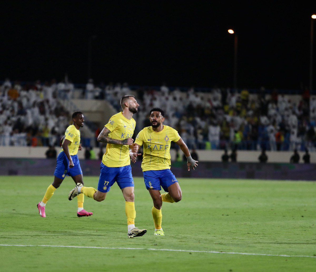 🚨 Inicio de la Fecha 31 de la liga en Arabia Saudita 🇸🇦

Al-Feiha  2-2  Al-Fateh
Al-Riyadh  0-0  Al-Taawoun
Al-Okhdood  2-3  Al-Nassr

🟡🔵 Al-Nassr venció con un gol agónico de Brozovic (autor de un doblete) y se consolida en el 2° lugar