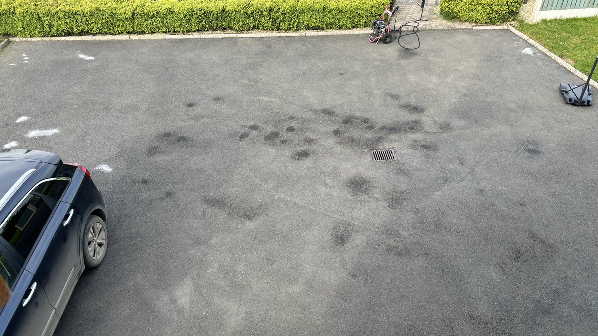 Ok so following my oil on tarmac tweet, it looks like the washing powder trick didn’t work! The right pic is after the washing powder and a good power wash Next attempt: cheap cola neat. Watch this space 😆🛢️