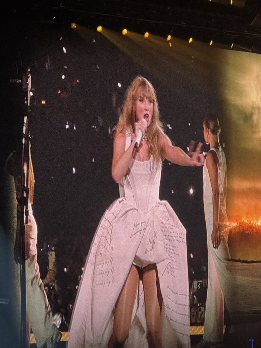 taylorswiftbr's tweet photo. Mais fotos de Taylor Swift durante o ato da era TTPD!

#ParisTStheErasTour https://t.co/ojSkjFlLkZ