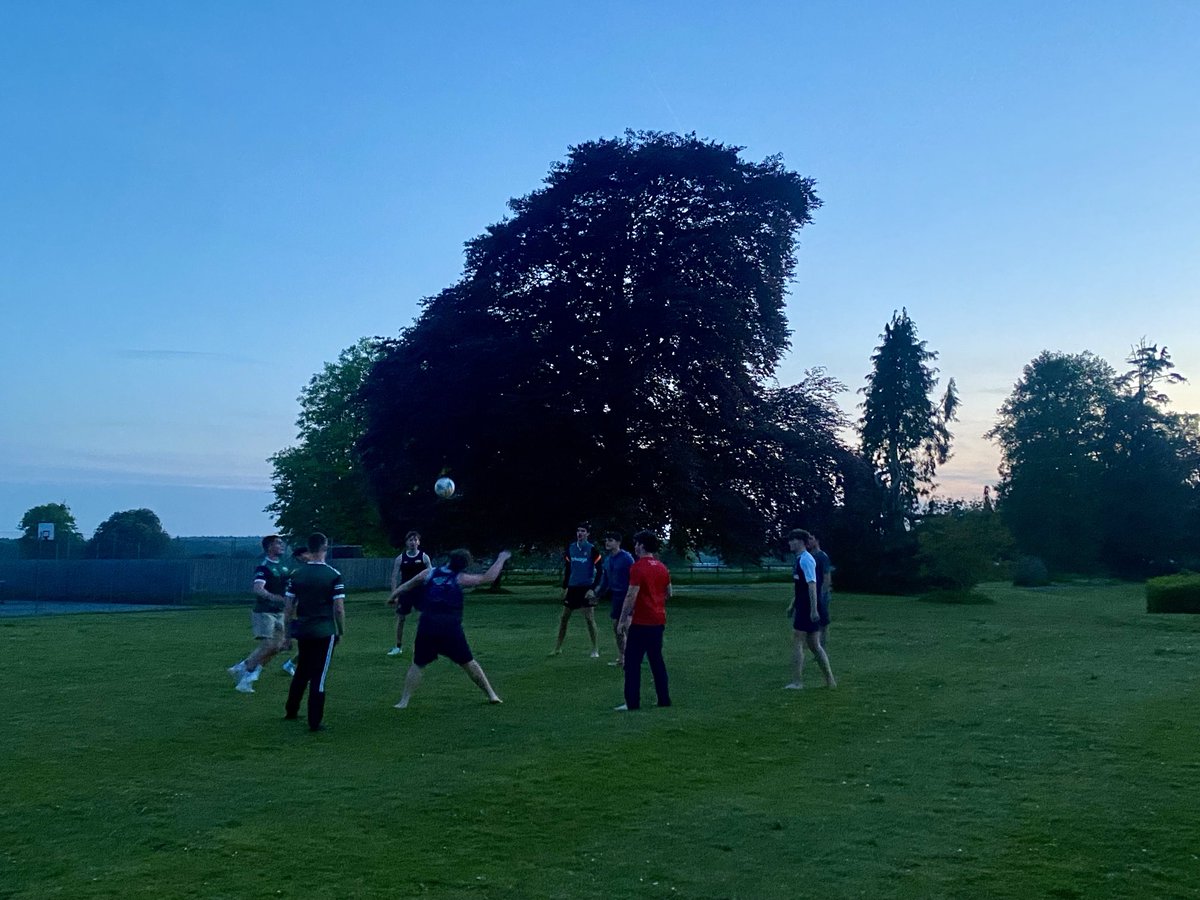 Life in Y11 can be rough - the rest of the house have finished prep and are making the most of a beautiful evening whilst you are putting in the hard work in preparation for tomorrow’s Biology exam. It will be worth the pain though boys! 📚