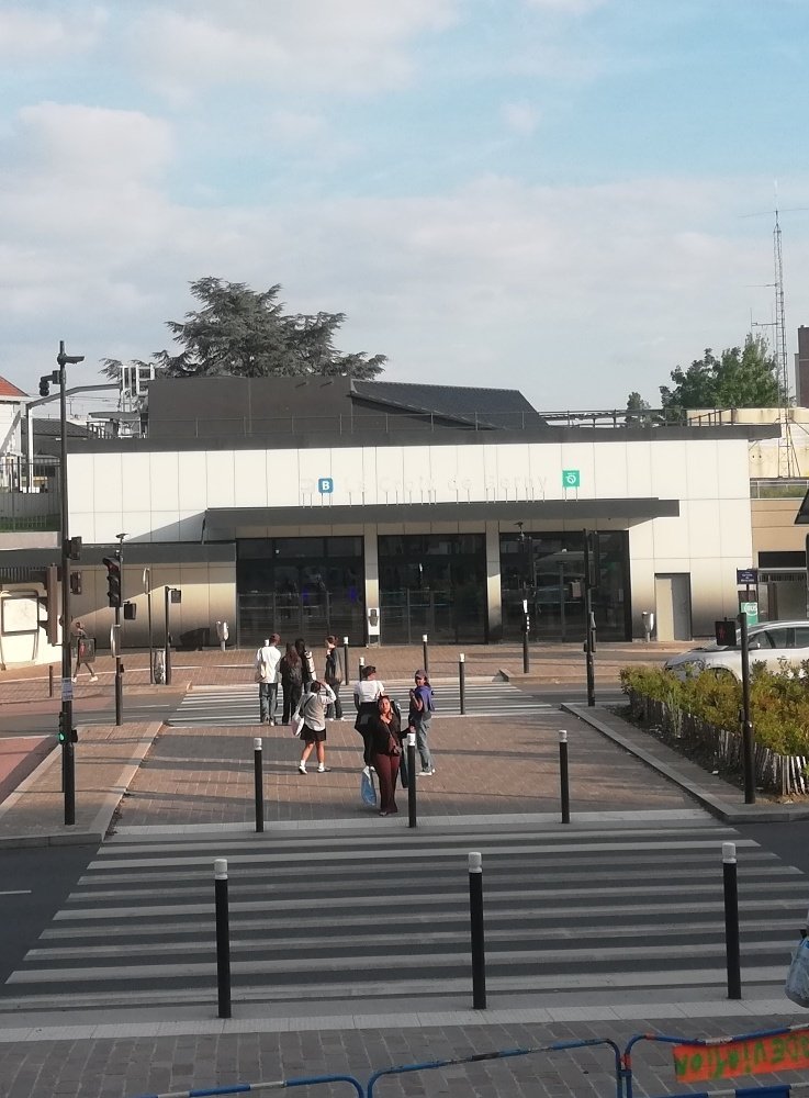 Nom de la gare RATP en lettres blanches sur fond blanc : pas top la lisibilité 🙄