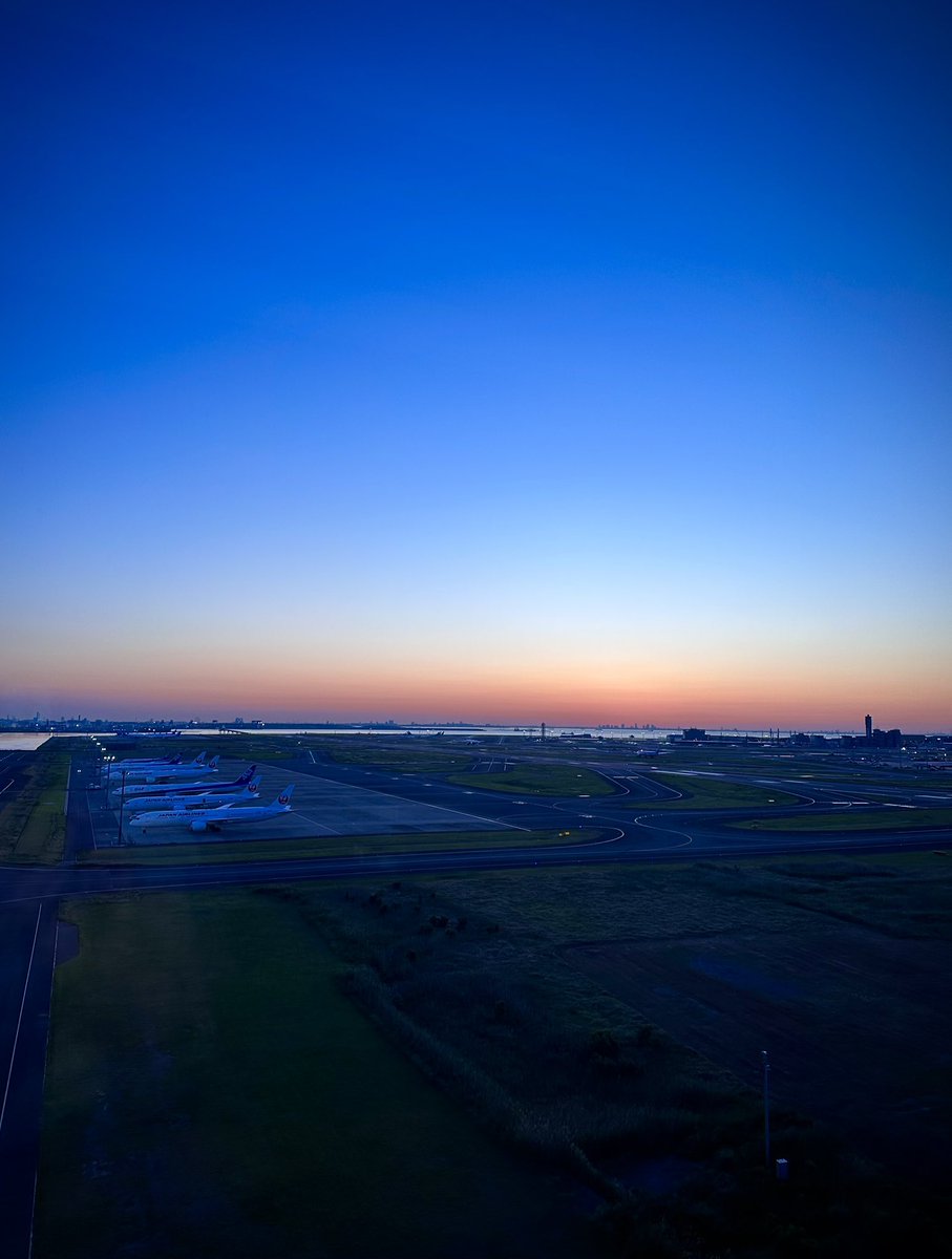 おはようございます。😊 羽田の夜明けぜよっ！✈️ 眠いぜよっ！🥱💤