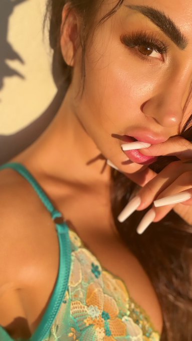 Y en las malas qui&eacute;n est&aacute; ? 🖤 https://t.co/JArqyr8Ol6