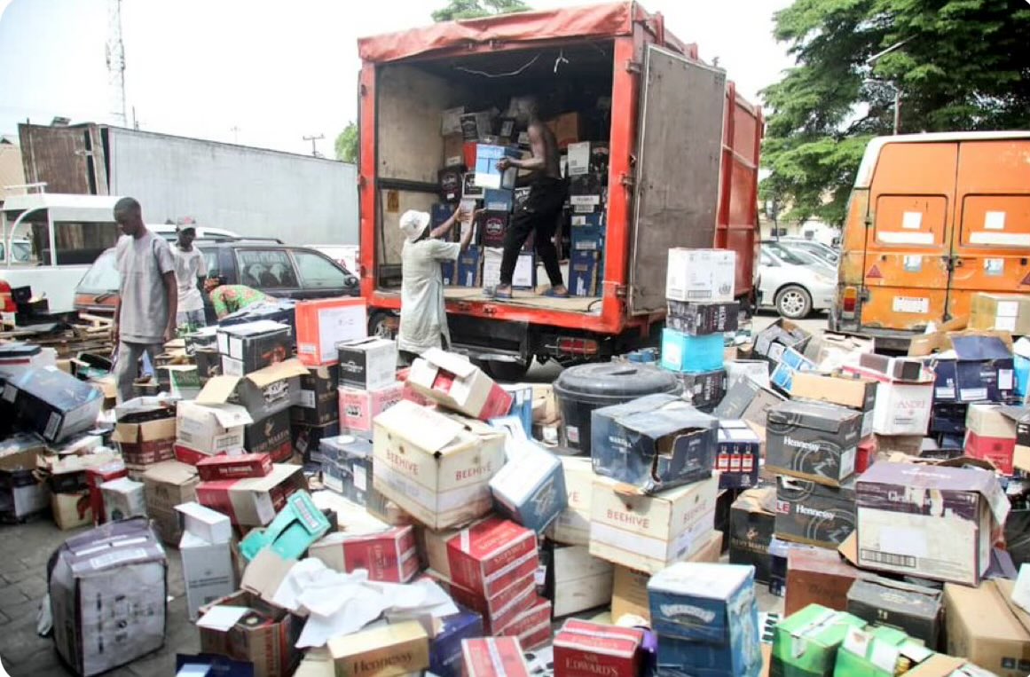 NAFDAC has shut down operations of an illegal drinks manufacturer operated by one Mr. Chinedu Okafor from his residence on 24, MTN Road, Badagry, Lagos State. The suspicious activities caught the attention of the Army, leading to the suspect’s arrest and handover to NAFDAC.