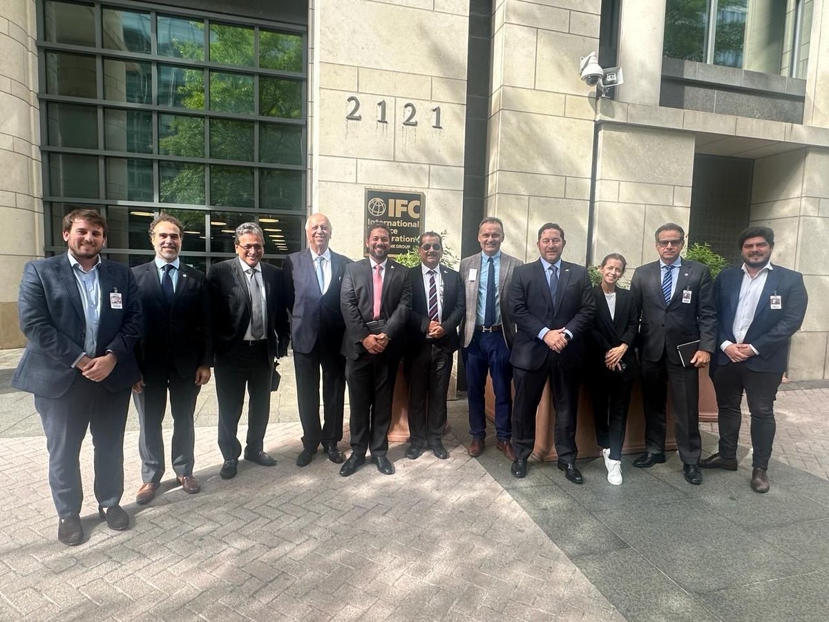 capaco_oficial's tweet photo. 🟦 Culminó con éxito la misión de la Federación Interamericana de la Industria de la Construcción (FIIC) en Washington DC, Estados Unidos, en donde se desarrollaron Reuniones Técnicas con el @el_BID y el @BancoMundial. 

👉 El presidente de #CAPACO, Guillermo Mas, formó parte de la delegación que debatió con representantes de estos organismos la situación actual del sector de la construcción a nivel regional, la coyuntura del financiamiento multilateral y los retos y desafíos que se vislumbran en el corto y mediano plazo.

👉 La colaboración y el intercambio de experiencias son instrumentos claves para identificar áreas de oportunidad que impulsen una mejora en la competitividad y sostenibilidad del sector. 

@FiicLa @mopcparaguay @muvhpy