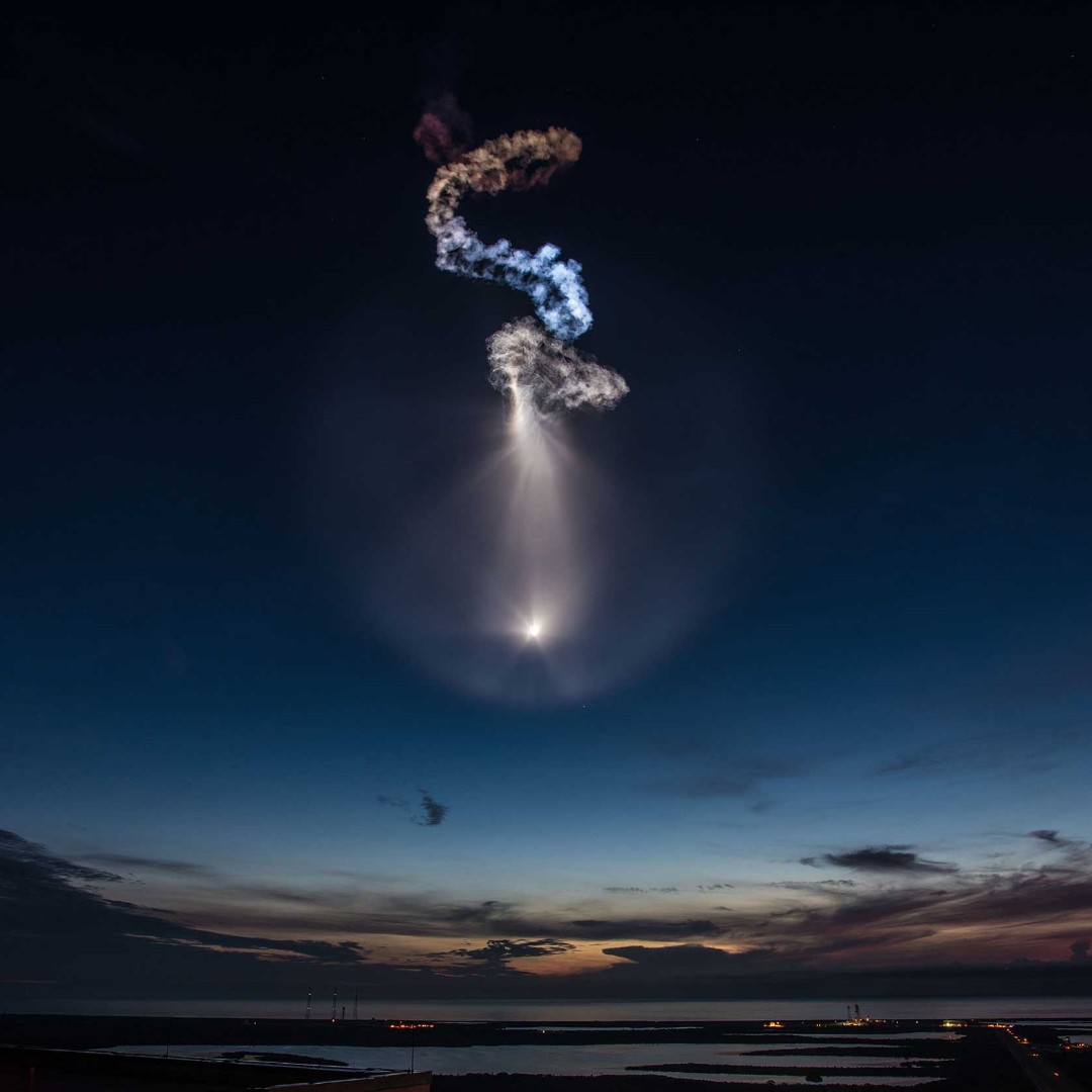 SpaceHumanity's tweet image. Art in space: A new frontier or commercial domain? @JeffKoons’ lunar art &amp;amp; @Nahumartist cultural vision both spark questions: Should we commodify the cosmos or enrich culture? Or can we do both? #ArtTransforms #SpaceForHumanity #CosmicPerspective #ArtInSpace