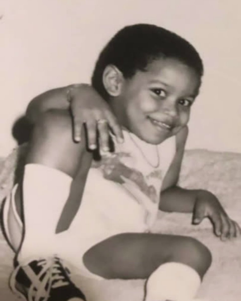 alexander_gdz's tweet photo. Con la mirada en el futuro 👀 Un #TBT #Demasiado reciente 😂 😎 📸 

#AlexanderDelgado #ElMonarca #Throwback #ThrowbackThursday https://t.co/gBeZKuFbpB