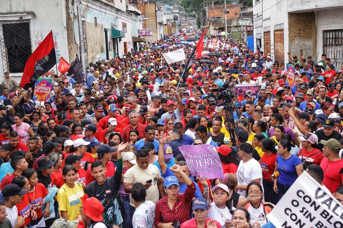 #EnFotos📸 La parroquia Mercedes Díaz, en Valera, estado #Trujillo se expresó en apoyo al Presidente Obrero @NicolasMaduro y en contra de Bloqueo y las Sanciones. #09May #NicoEsUnDuro
