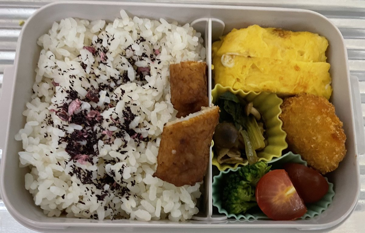 今日のお弁当。
だし巻き卵が自己主張しやすい大きさになりました。
後はゆかりさんが和風を醸し出す色合いに。
＃弁当記録