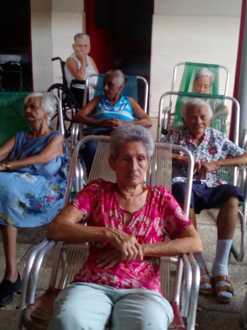Recibieron los ancianos de la casa de abuelos por el día de las madres,potenciando  el amor por los abuelos #EducacionVillaClara #CubaMined #DMESANTACLARA