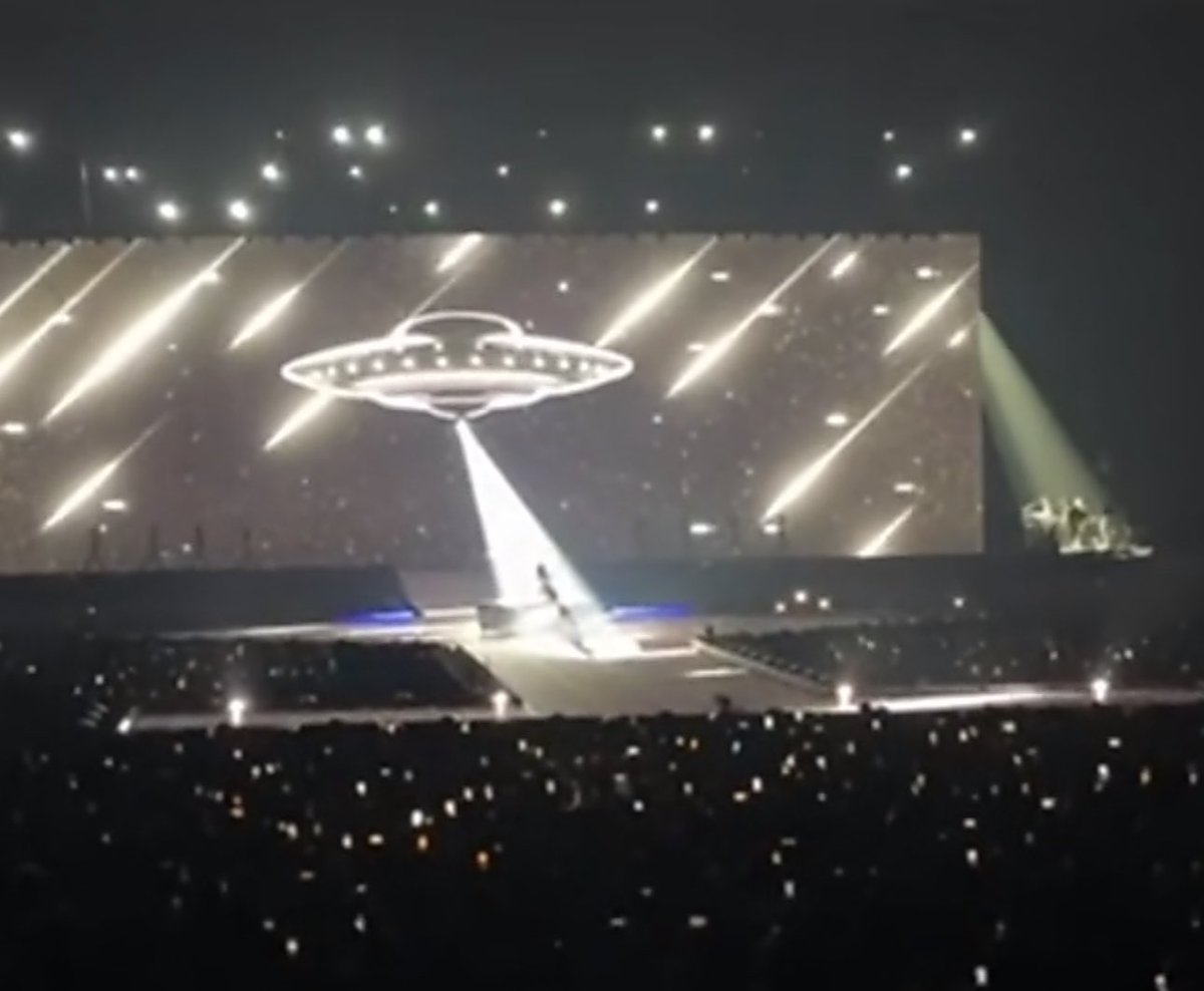 🚨| TAYLOR SWIFT IS BEING ABDUCTED BY ALIENS AT THE ERAS TOUR