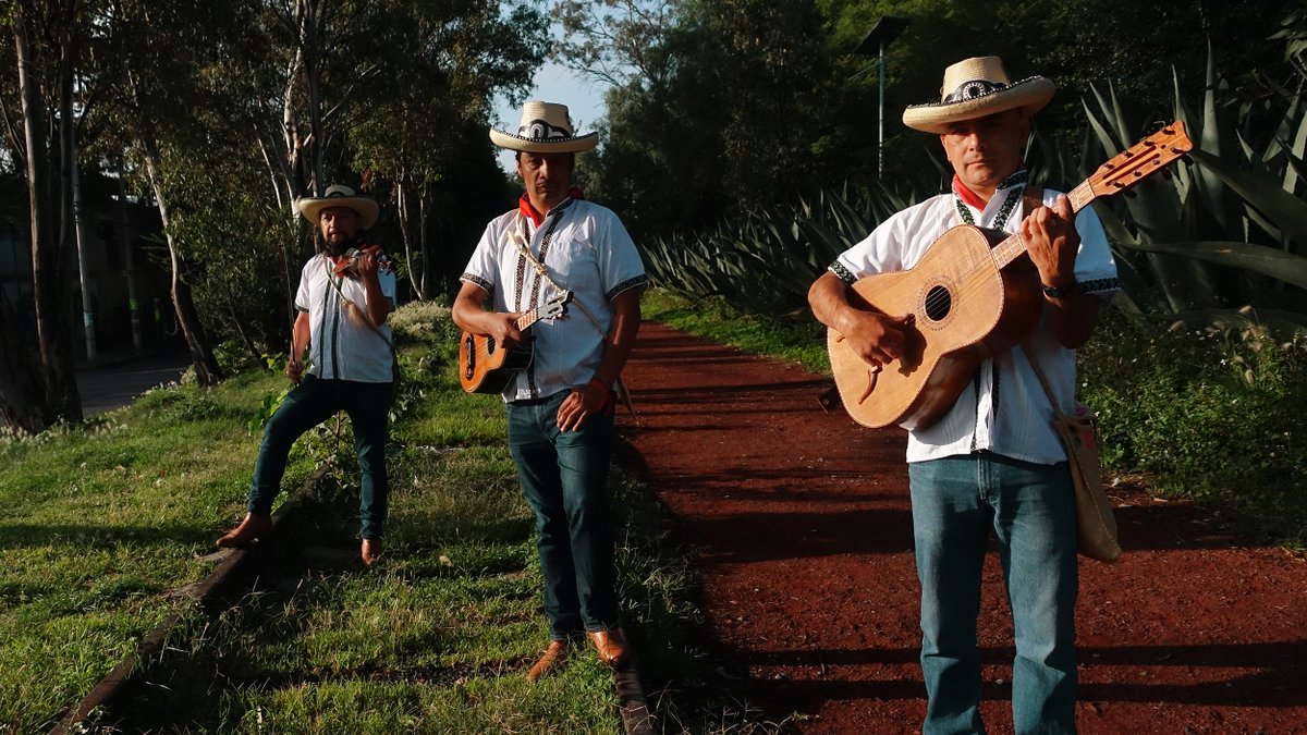 Nostalgia Huasteca (MX) retoma la cultura del huapango veracruzano, para hacer de ella una expresión posible en la ciudad. 🎶🎼 Concierto: Veinte años de nostalgia. 📆 Sábado 18 de mayo | 16:00 | Entrada libre. 🔎 bit.ly/4bqB4K4