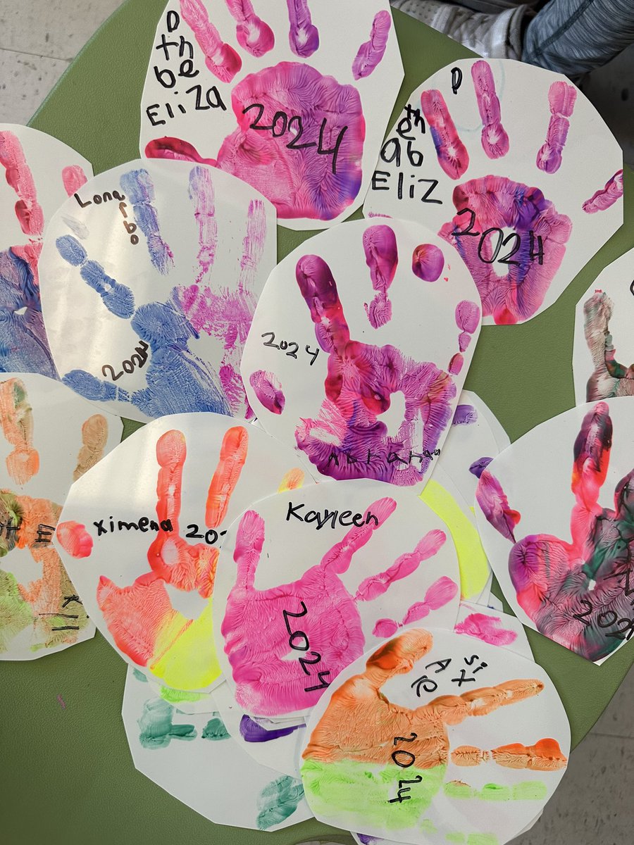 The sweetest gift, a tiny hand print made with Shrinky Dinks paper. The moms/ mom figures in Ms. Lopez’s class are going to love these! 

💚🐻👑
@zjgalvan #MothersDay #ProudtobeGUSD