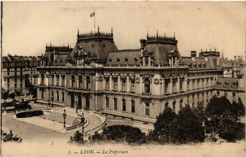 Lyon La Prefecture à #Lyon #CartePostaleAncienne 👉 cartorum.fr/carte-postale/…