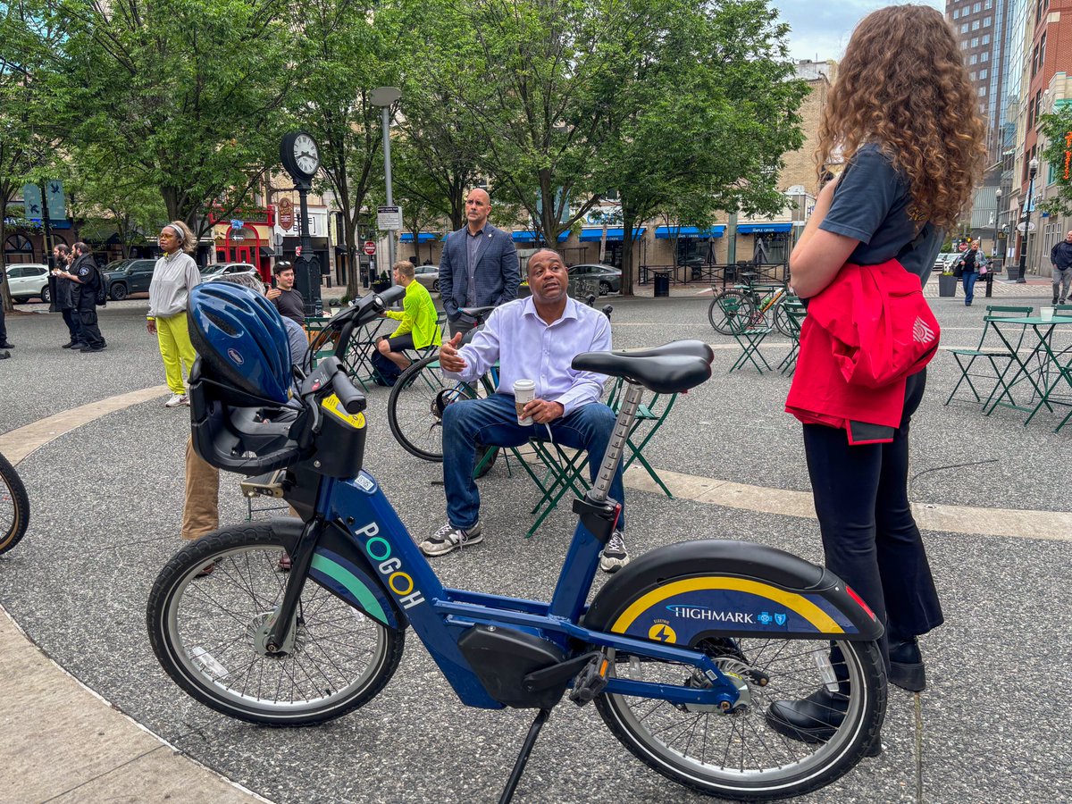 EGaineyOfficial's tweet photo. Started the day off right with a quick bike ride to Market Square with @pogohbikes &amp; @bikepgh as part of its Bike to Work Day event!

To build a city where all of our residents feel safe and welcome, we have to meet them where they are &amp; walk (or ride) a few miles in their shoes. https://t.co/Hcw2eiGzlg