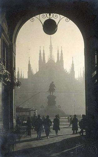 Piazza del Duomo vue à travers l'arc du passage de la cathédrale
#Milano