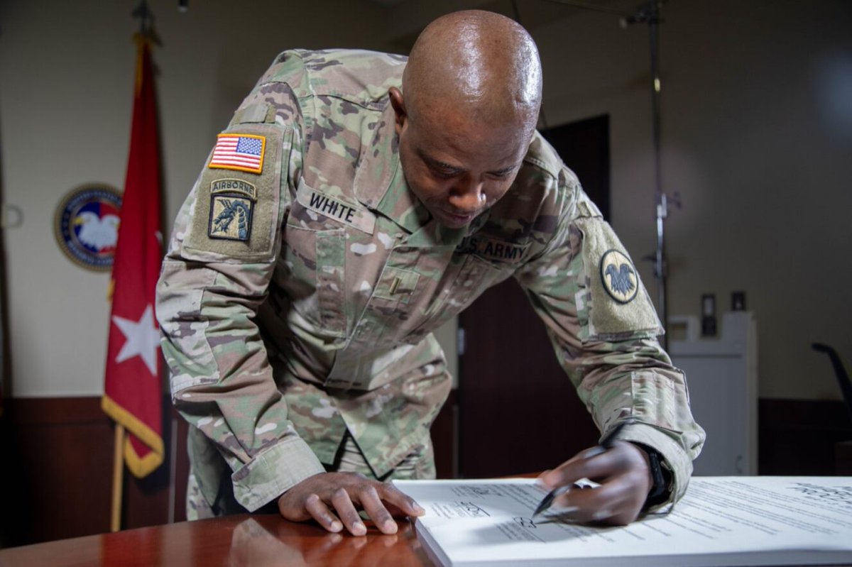 @USArmyReserve leadership signed the #MentalHealthAwareness Month Proclamation, reaffirming their commitment to our #Soldiers, #civilians, and #families, ensuring we remain Ready Now! Shaping Tomorrow... @ChiefUSAR @ArmyReserveCSM @CCWOUSAR