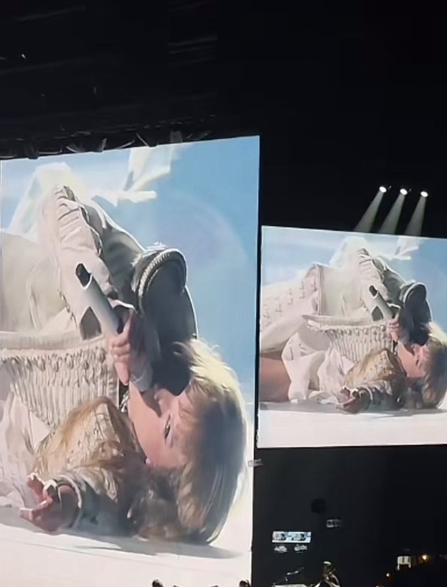 situationship so bad she’s on the floor of the eras tour stage