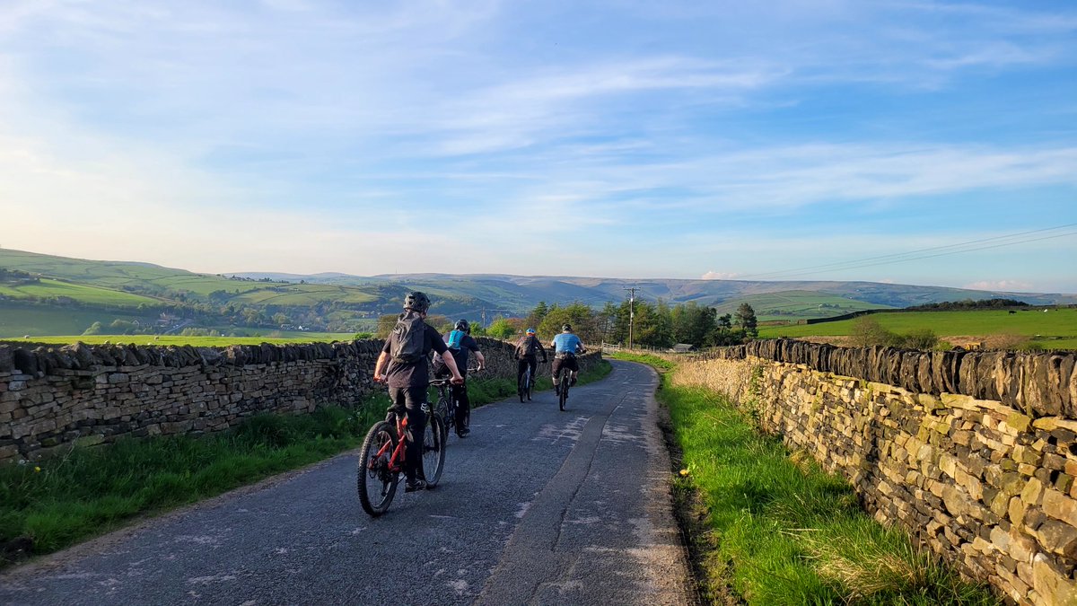 Great ride with the MCR shredders & @mcrbikekitchen Starting from Stalybridge and heading to Hartshead Pike, then into Saddleworth and back along the old railway lines. Perfect evening for a ride.🤟 @CyclingUK_NW @WeAreCyclingUK #benicesayhi