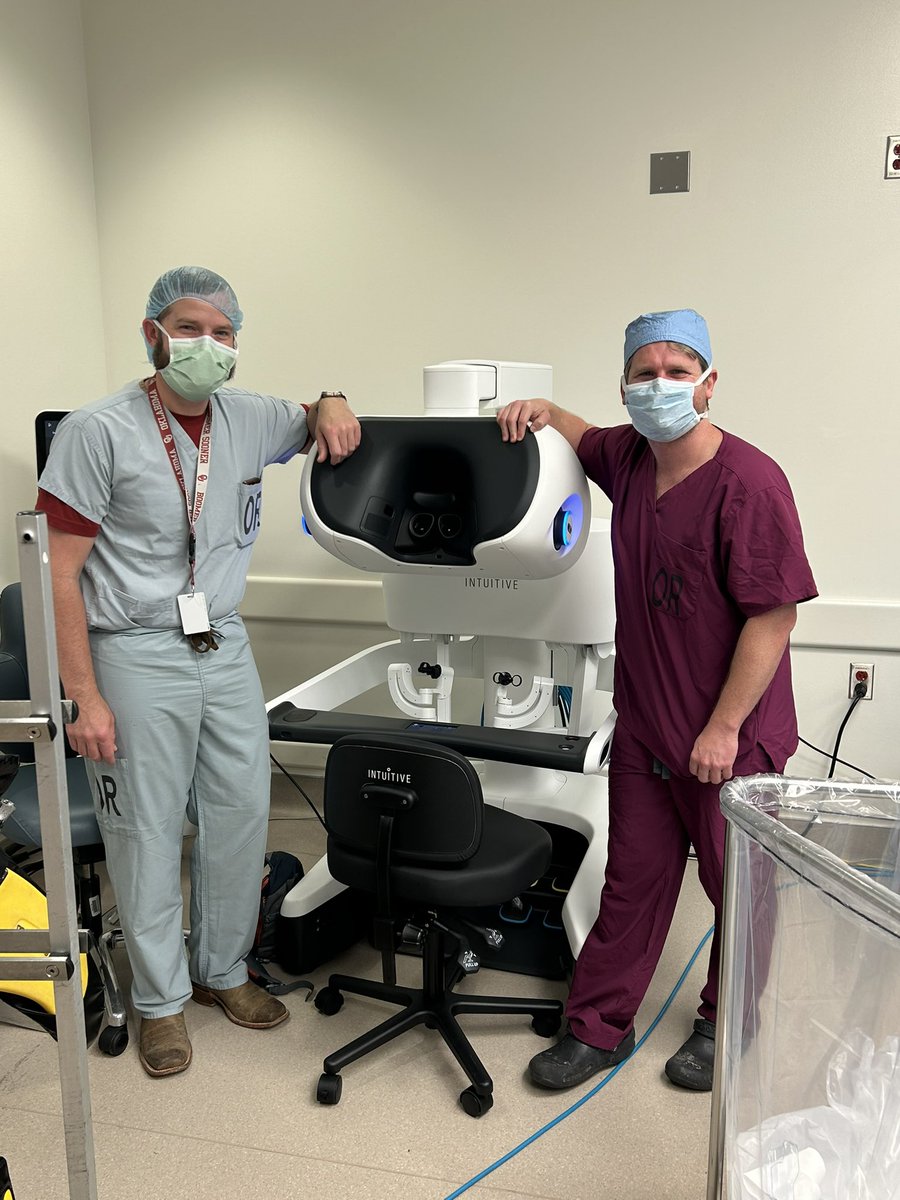 Always a great time operating with Dr Meara - but even more so using the new @IntuitiveSurg DV5 robot It’s cool to be one of only a few locations in the country with the newest robot 🤖 tech @OSUCCC_James @OSUWexMed