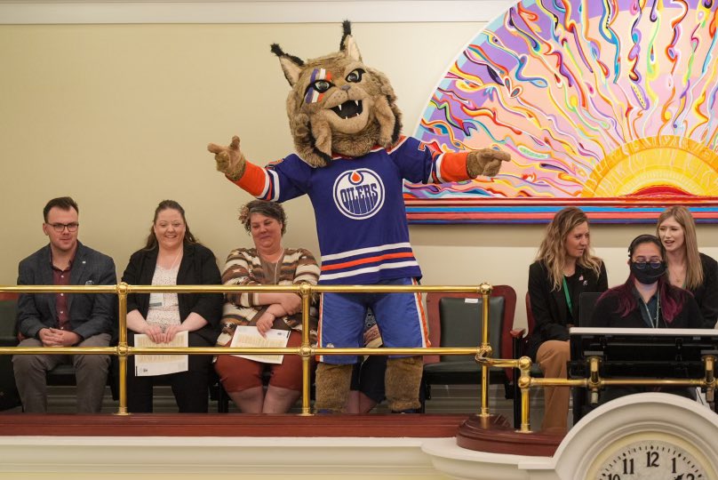 Look who stopped by the Alberta Legislature today and attended #ableg session! #Hunter @NathanCooperAB @EdmontonOilers
